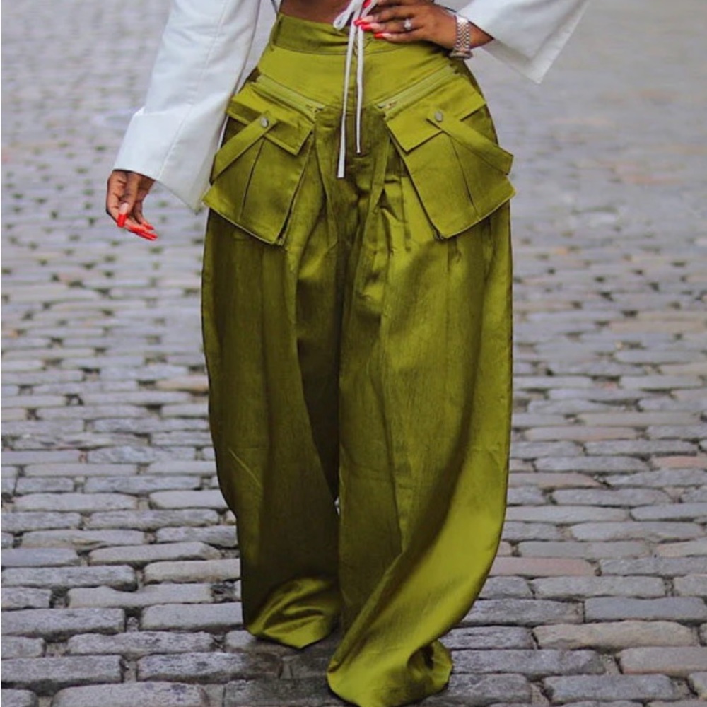 Let’s Brunch Cargo Pants in the color pear. Size M